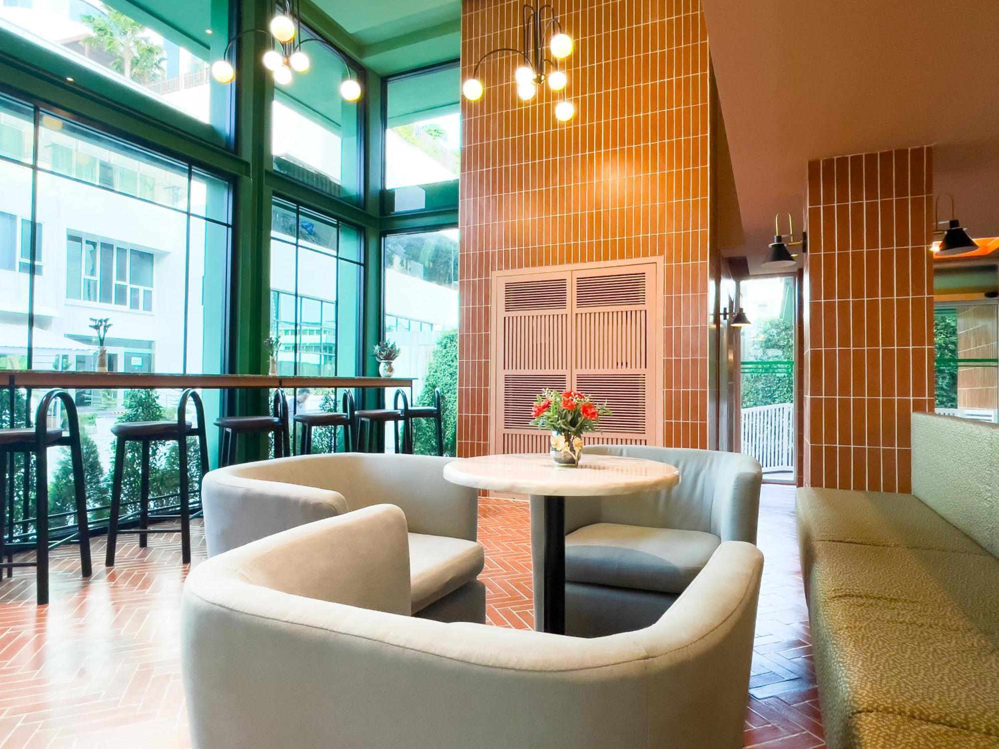 Happihaus Hotel Bangkok Bagian luar foto