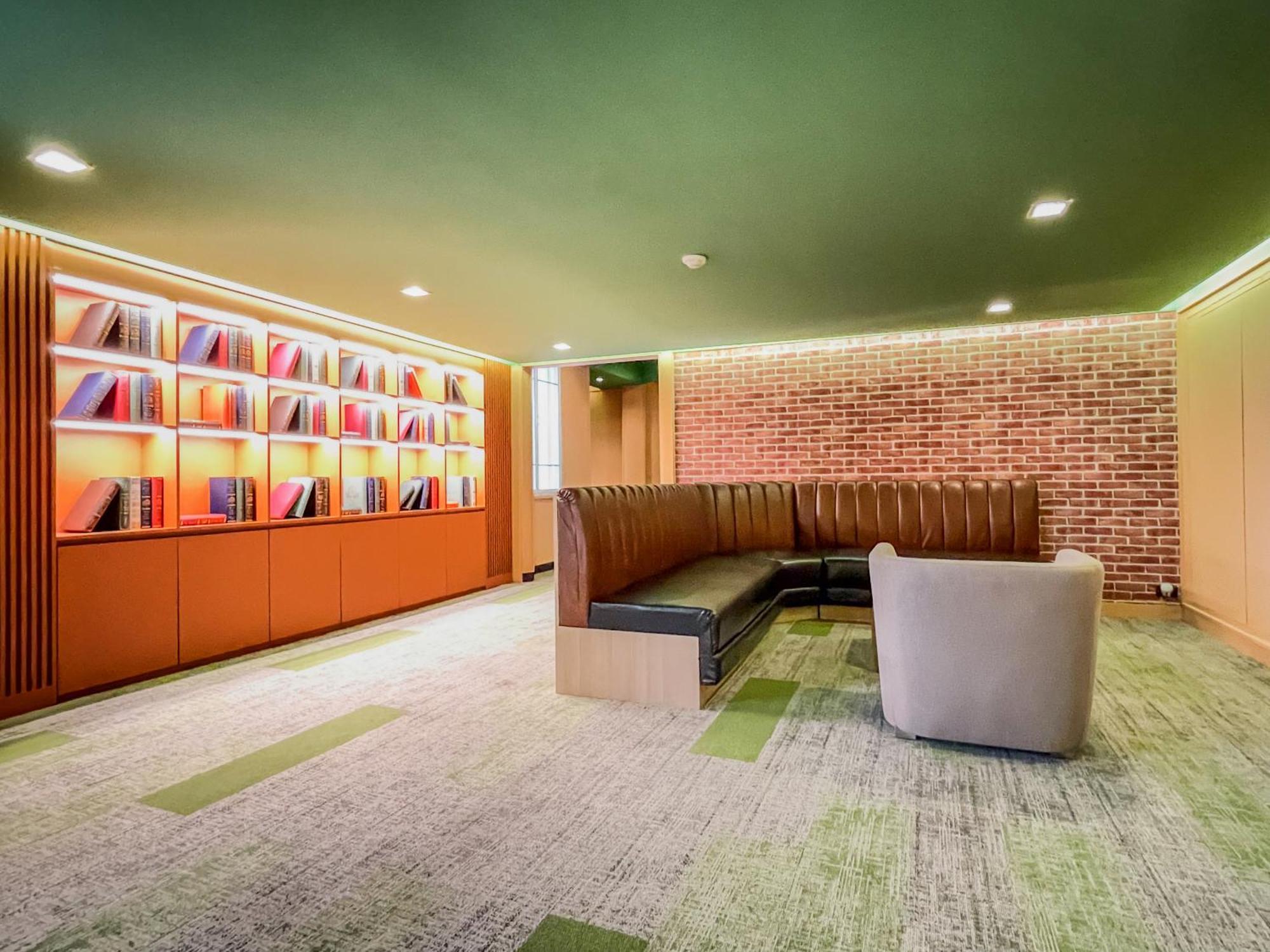 Happihaus Hotel Bangkok Bagian luar foto