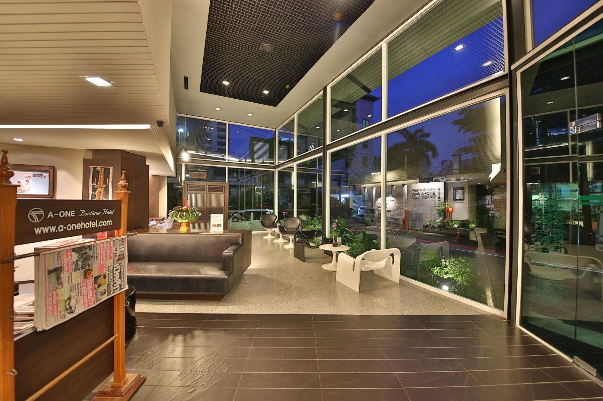 Happihaus Hotel Bangkok Bagian luar foto