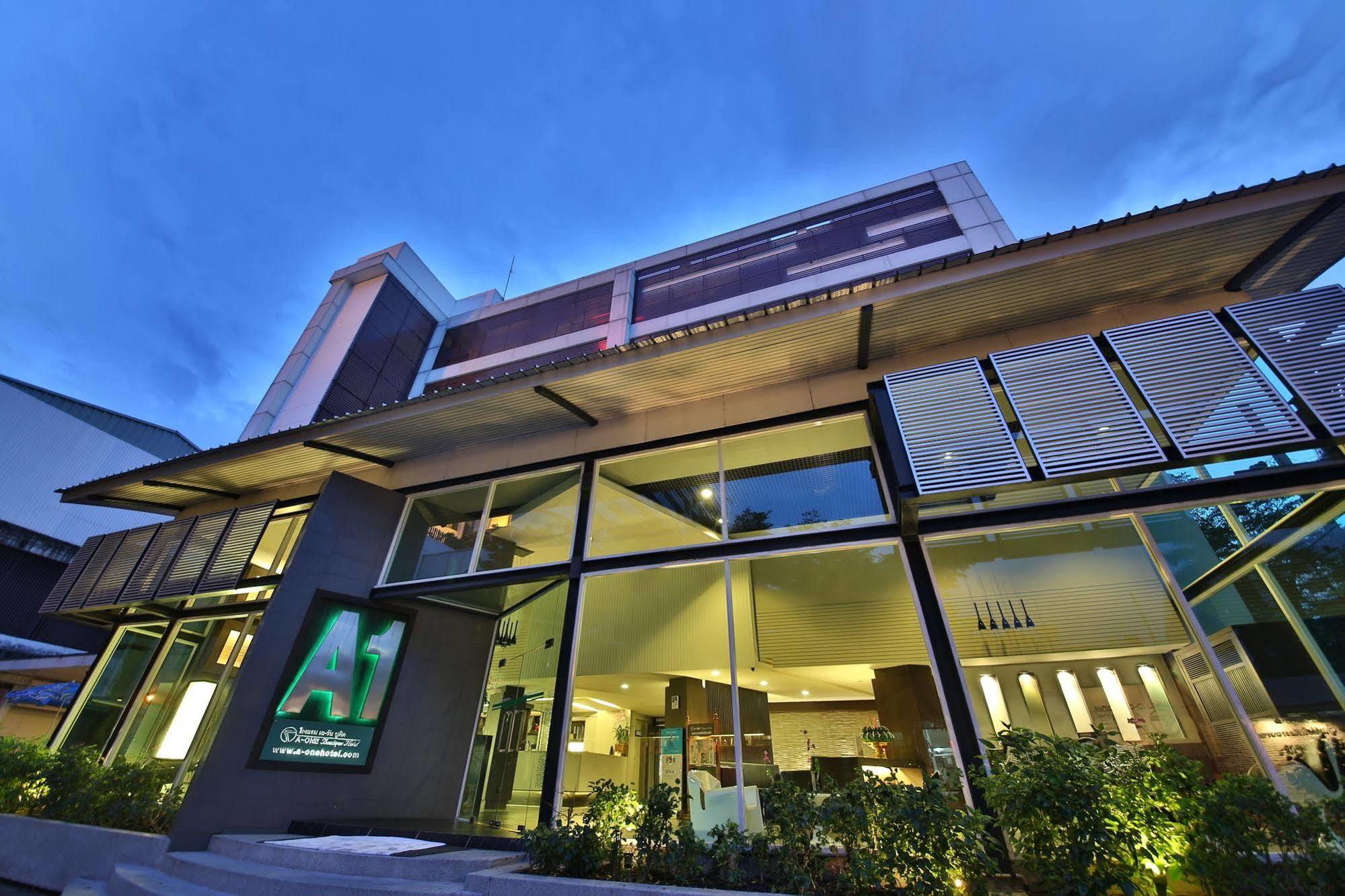 Happihaus Hotel Bangkok Bagian luar foto